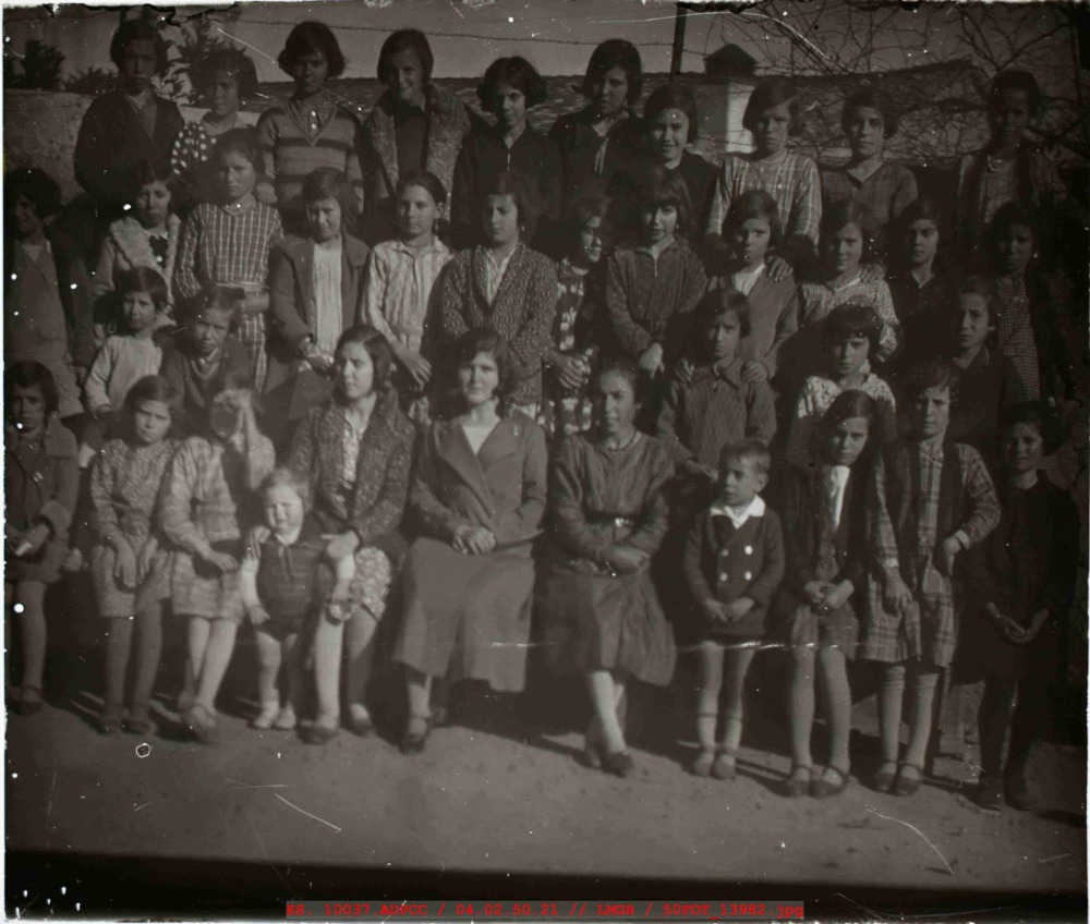 Fotografía de grupo de niñas de varias edades