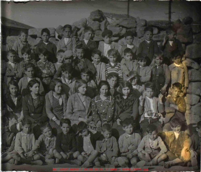 Fotografía de grupo de niñas y niños de varias edades
