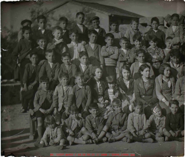 Fotografía de grupo de niños y niñas de varias edades