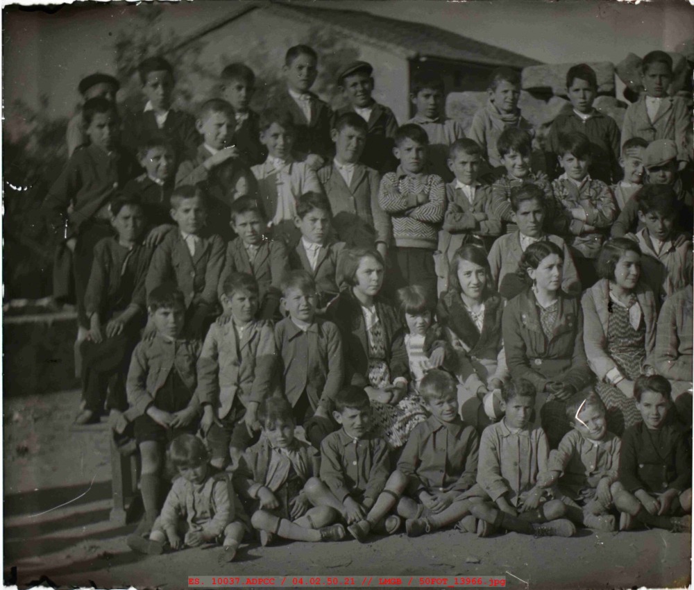 Fotografía de grupo de niños y niñas de varias edades