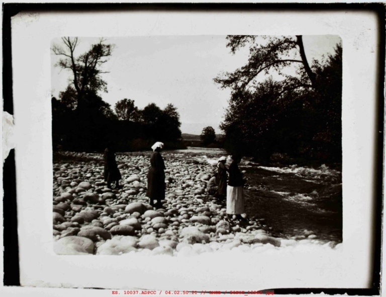 Fotografía de varias mujeres sobre los rollos de la garganta