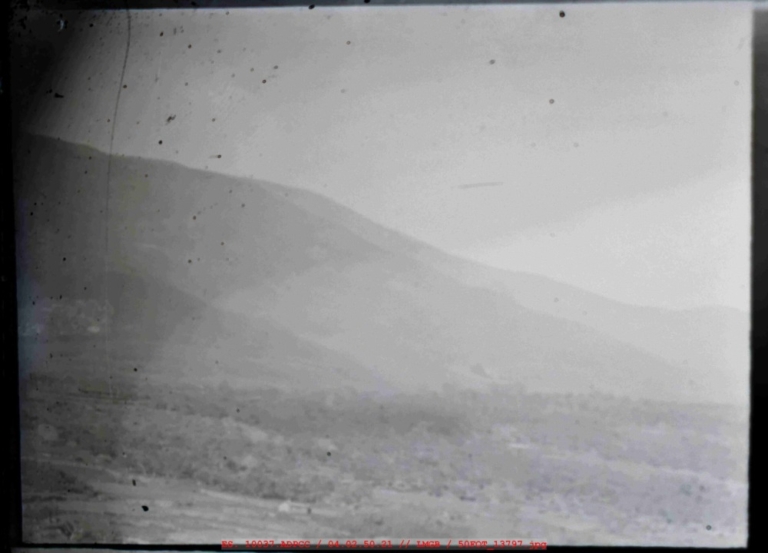 Fotografía panorámica difusa de lo que parece ser la orilla