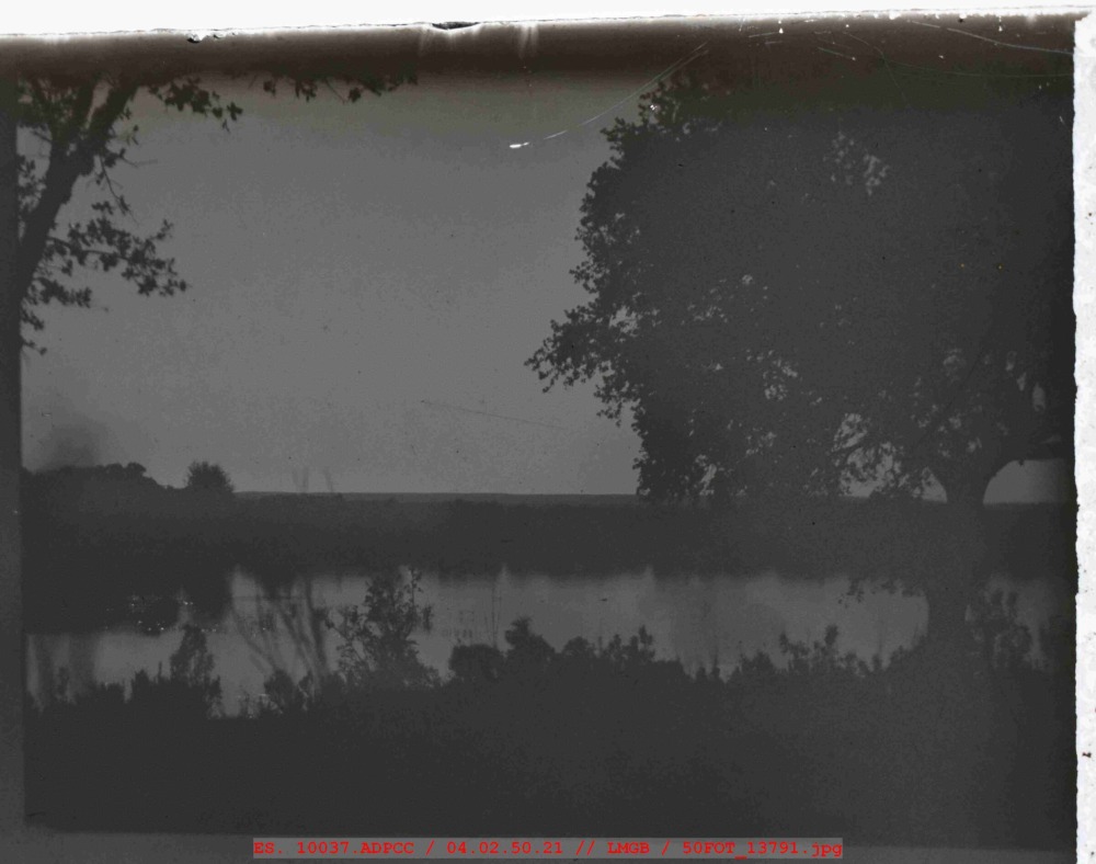 Fotografía panorámica oscura de la orilla del río Tiétar