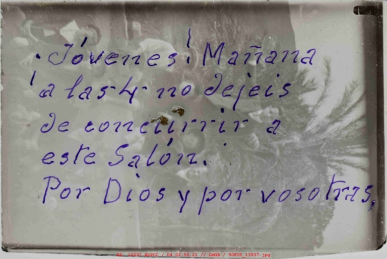 Fotografía sobrescrita de grupo de niños