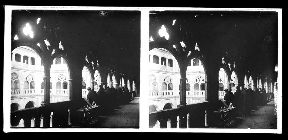 Frailes en el claustro gótico del Real Monasterio de Santa · Aurelio de Colmenares y Orgaz