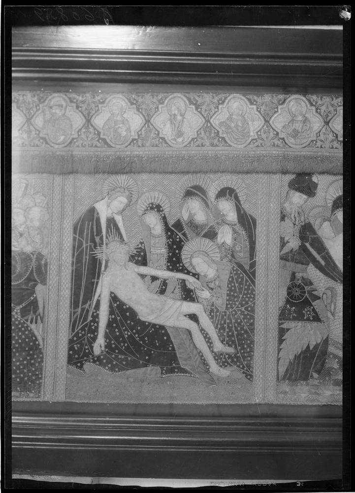 Frontal bordado con escena del Descendimiento