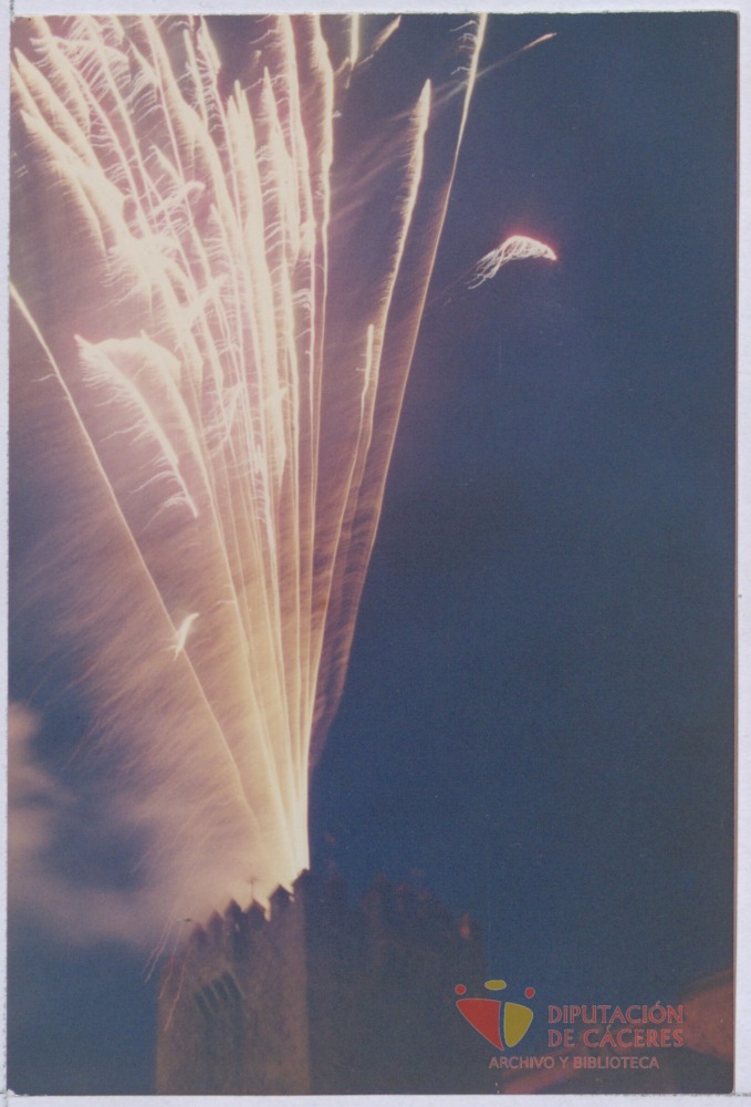 Fuegos artificiales desde la Torre de Bujaco de Cáceres