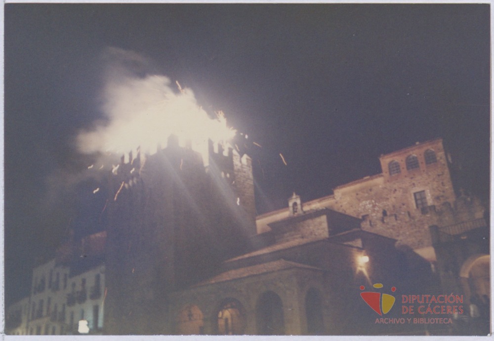 Fuegos artificiales desde la Torre de Bujaco de Cáceres