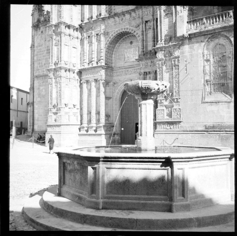 Fuente y vista de la Catedral