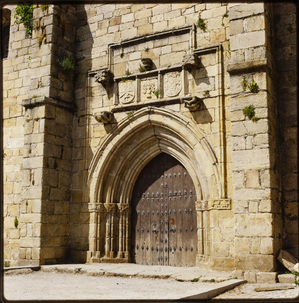 Garrovillas. Portada de la iglesia de San Pedro