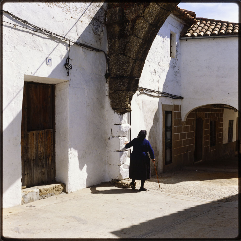 Garrovillas. Una anciana en Una calle