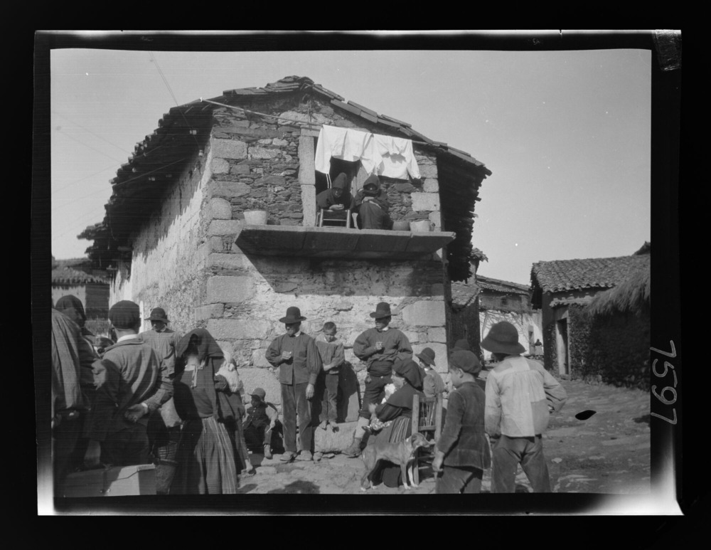 Gente en la calle el día de las Candelas