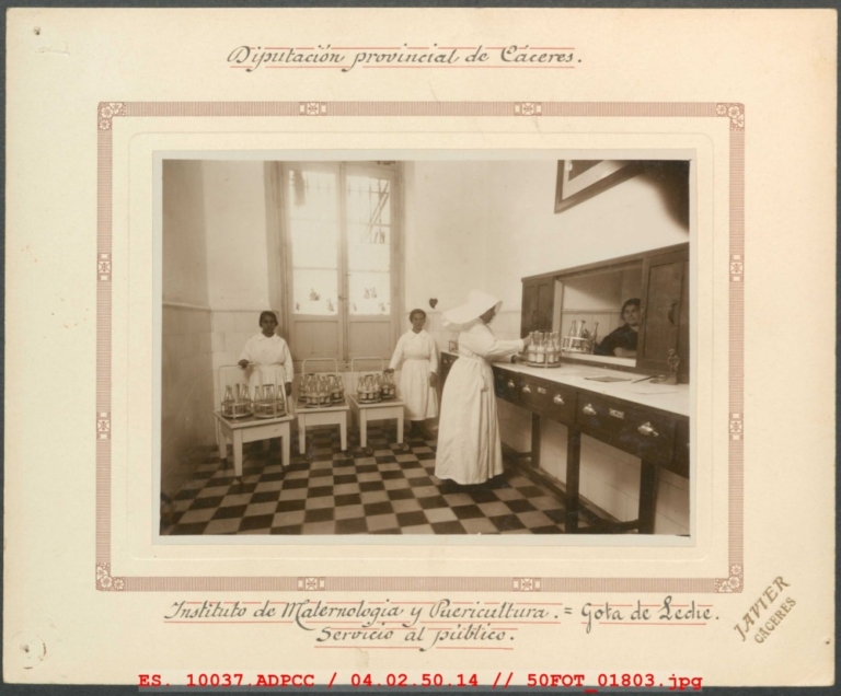 Gota de leche. Servicio al público. Instituto de Maternología y Puericultura