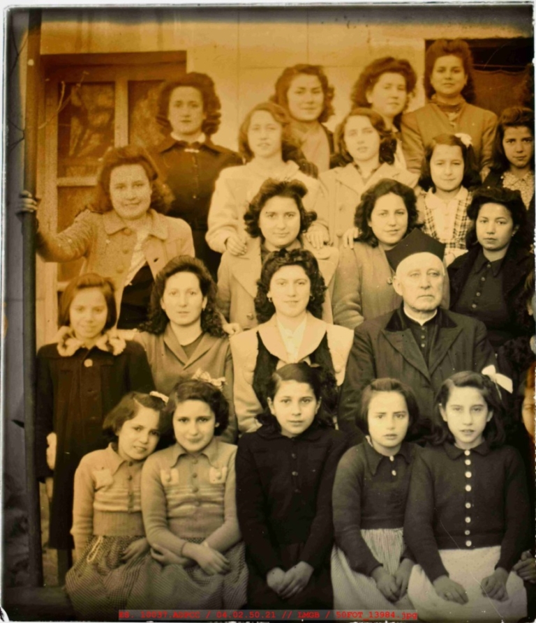 Grupo de Catequistas y niñas junto con Marcelo Giraldo