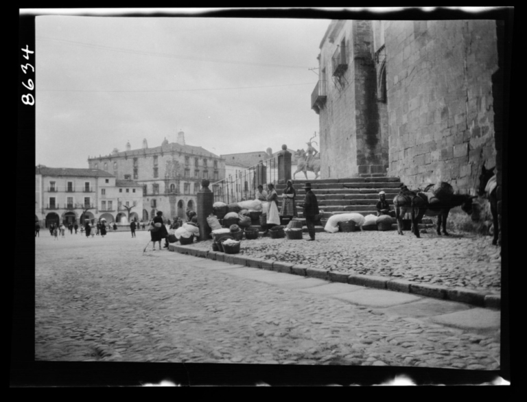 Grupo de lavanderas al pie de la iglesia de San Martín un domingo