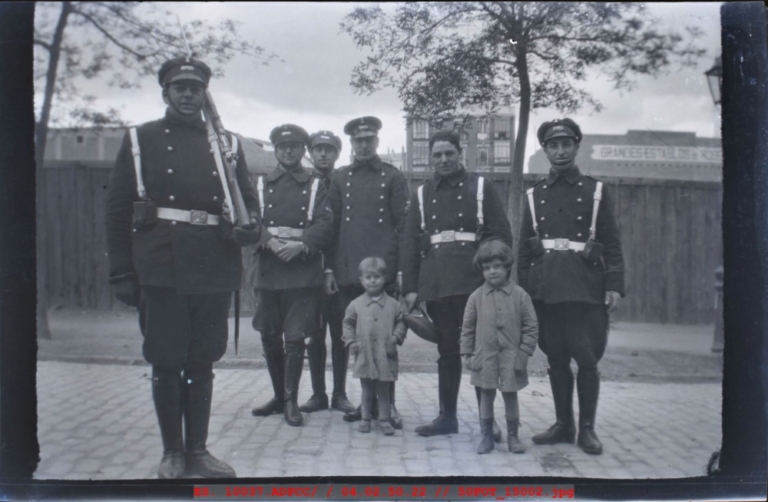 Grupo de militares con dos niños