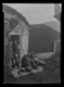 Grupo de mujeres a la puerta de una casa · Ruth Matilda Anderson, 1928
