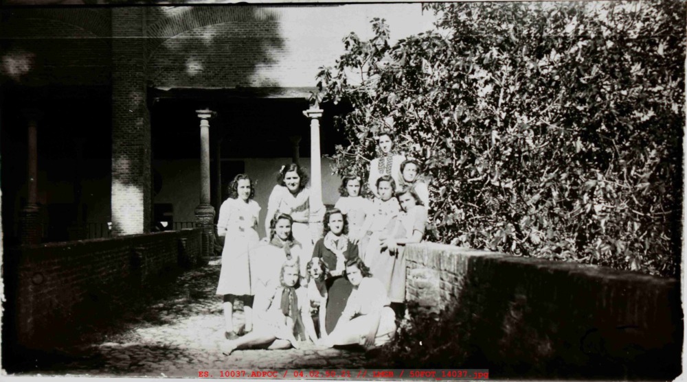 Grupo de mujeres en la rampa de entrada al Monasterio de Yuste