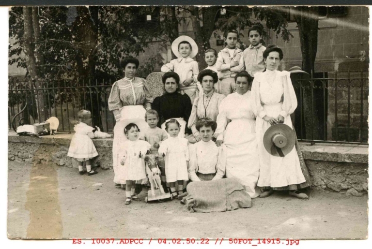 Grupo de mujeres, niñas y niños