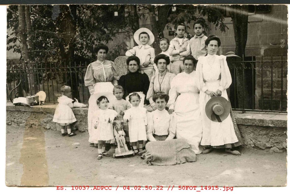 Grupo de mujeres, niñas y niños