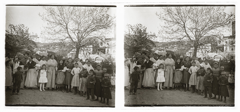 Grupo de mujeres y niños (habitantes de Guadalupe) posando