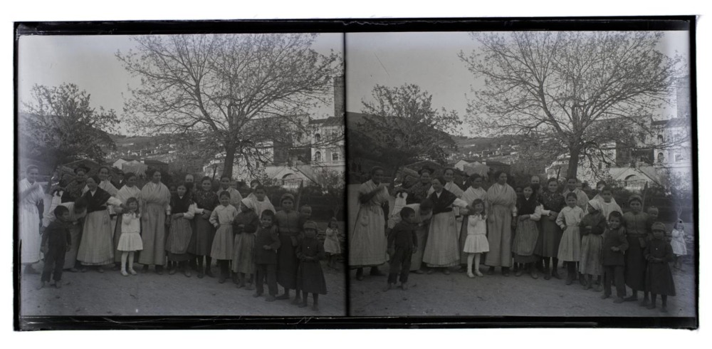 Grupo de mujeres y niños (habitantes de Guadalupe) posando