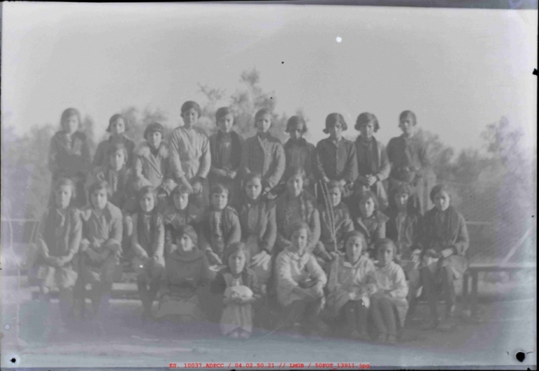 Grupo de niñas de catequesis en patio