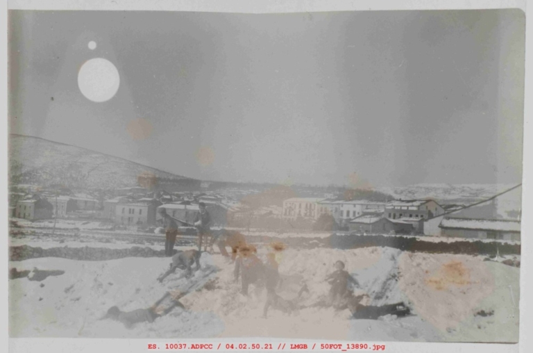 Grupo de niños jugando con la nieve