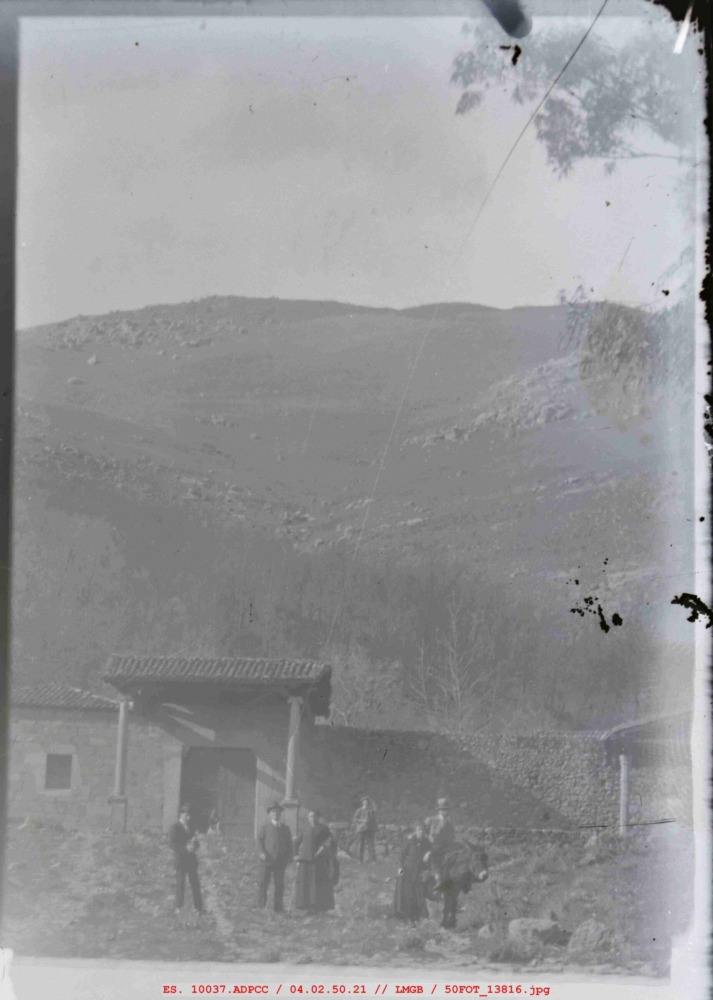 Grupo de personas delante de la puerta del Monasterio de Yuste