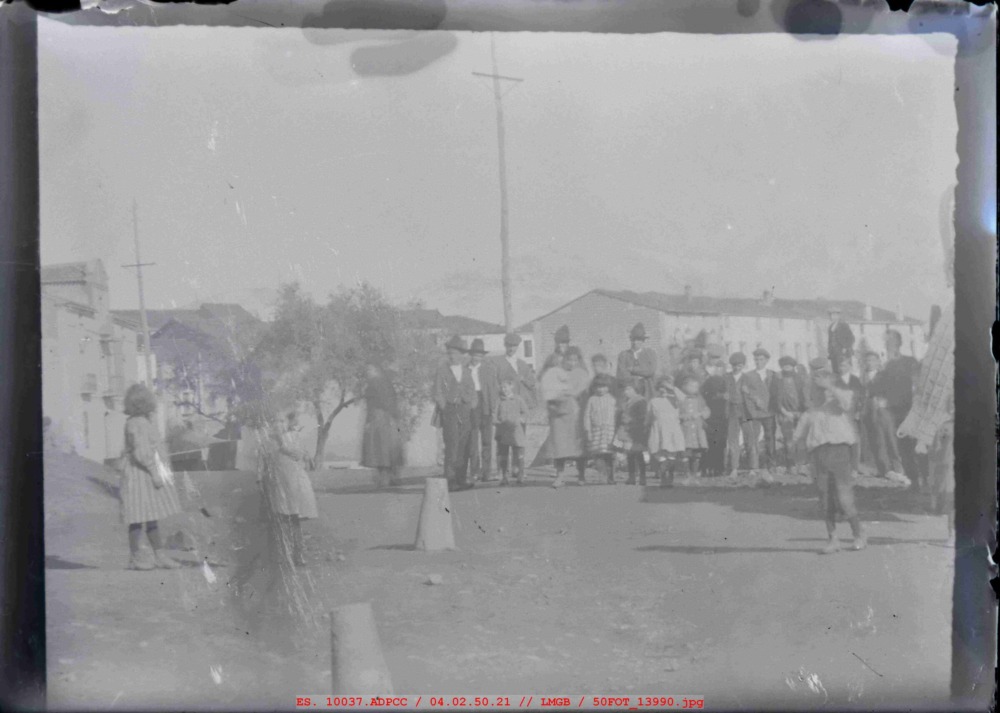 Grupo de personas en la entrada de Jaraíz de la Vera