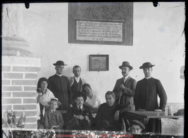 Grupo de personas en la galería del Monasterio de Yuste ante