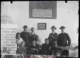 Grupo de personas en la galería del Monasterio de Yuste ante, 1920
