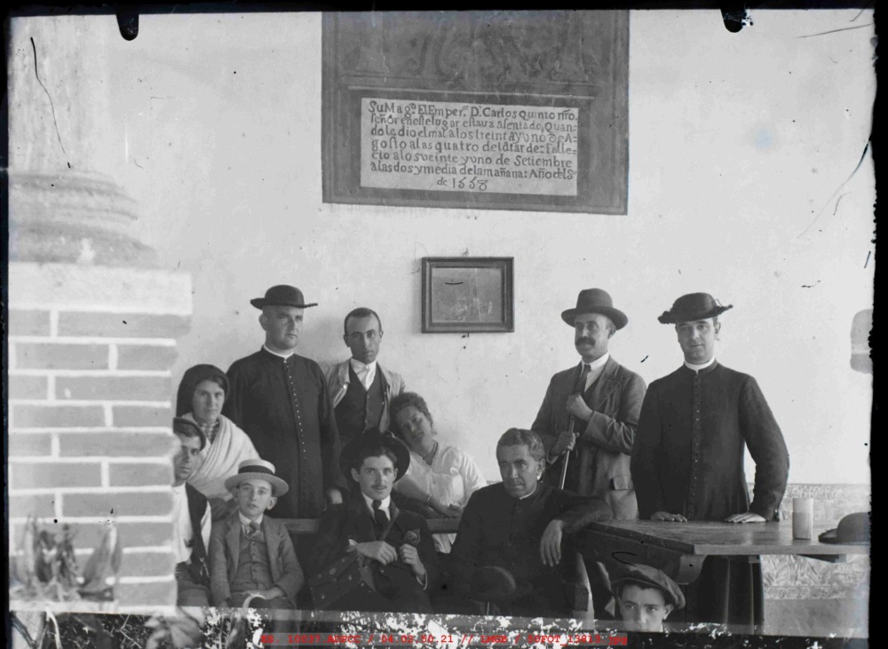 Grupo de personas en la galería del Monasterio de Yuste ante
