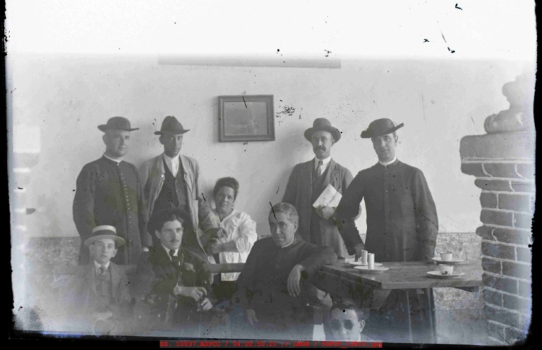 Grupo de personas en la galería del Monasterio de Yuste ante
