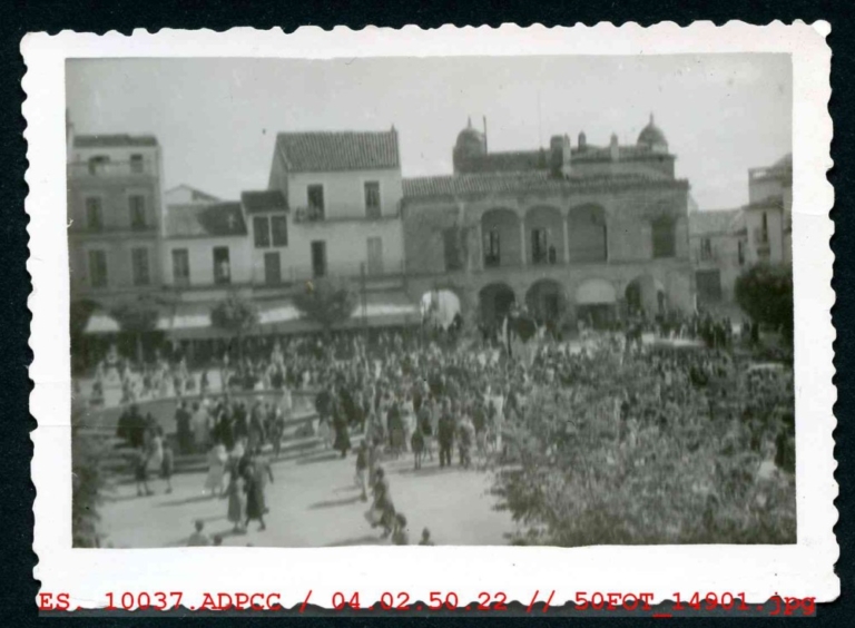 Grupo de personas en la plaza Mayor de Trujillo