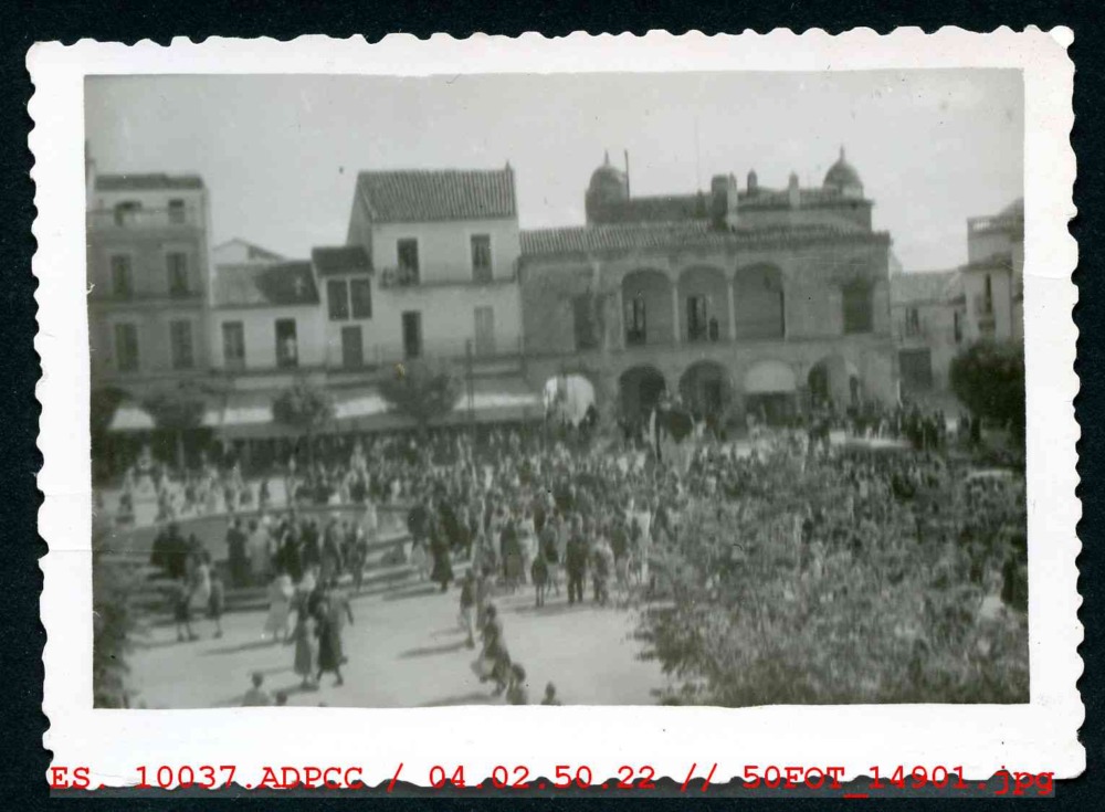 Grupo de personas en la plaza Mayor de Trujillo