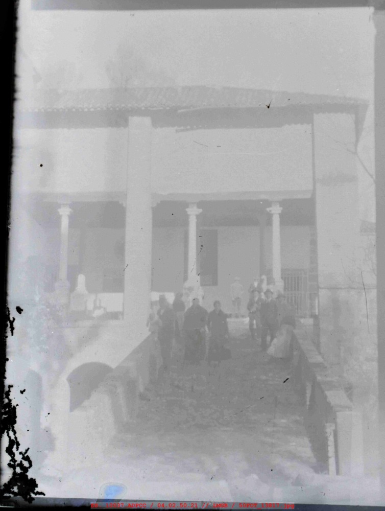 Grupo de personas en la rampa de entrada al Monasterio de Yuste