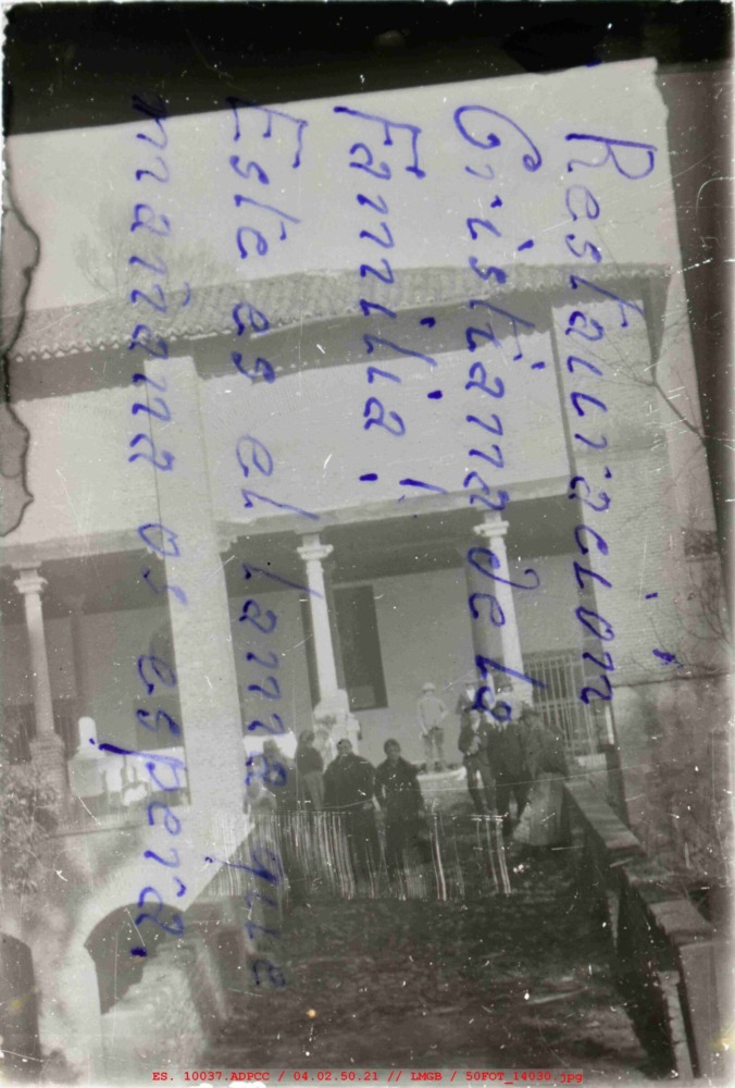 Grupo de personas en la rampa de entrada al Monasterio de Yuste