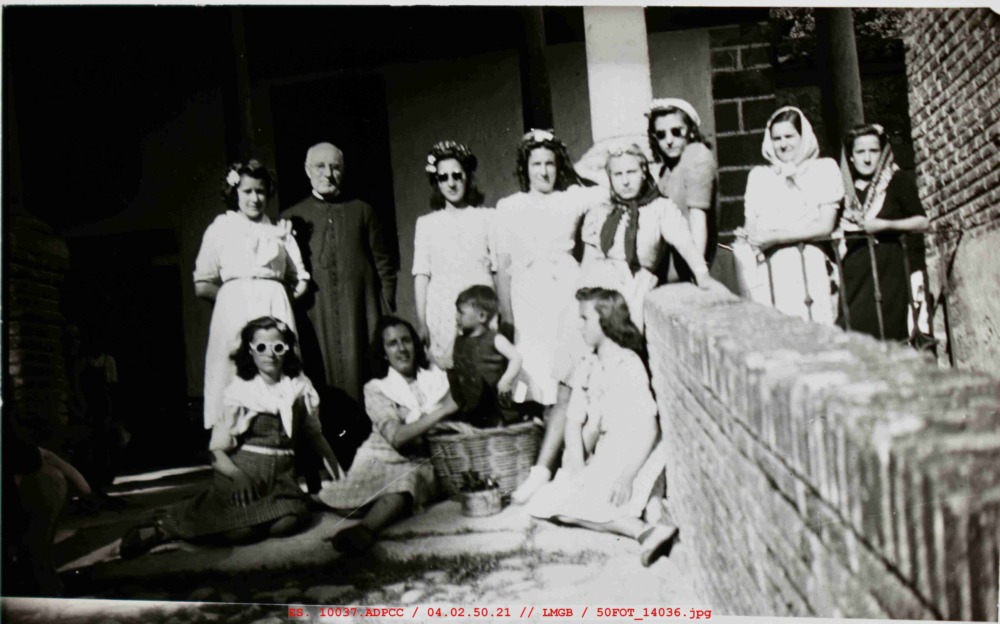 Grupo de personas en la rampa de entrada al Monasterio de Yuste