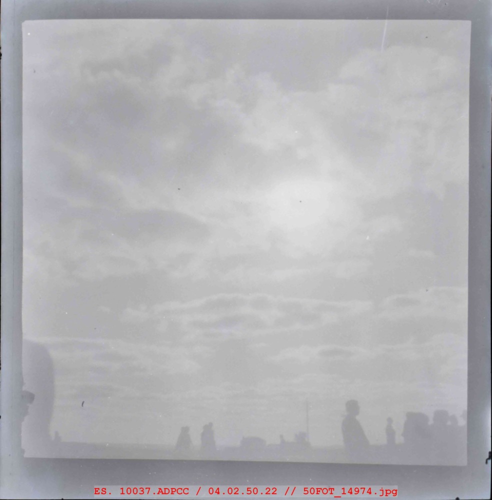 Grupo de personas y nubes
