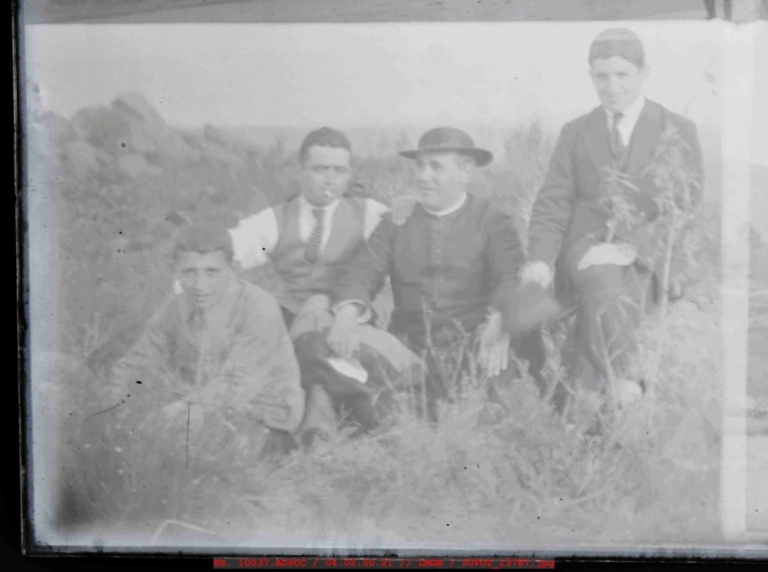 Grupo de Profesores y alumno en el campo