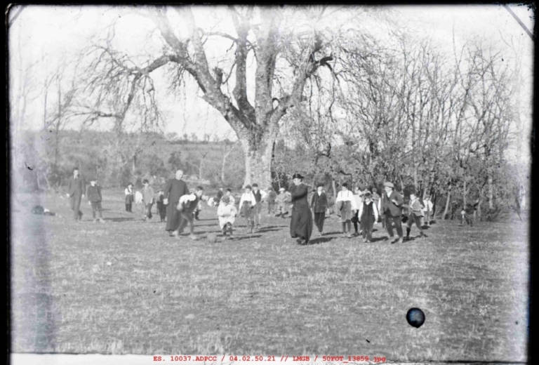 Grupo de Profesores y alumnos jugando al fútbol