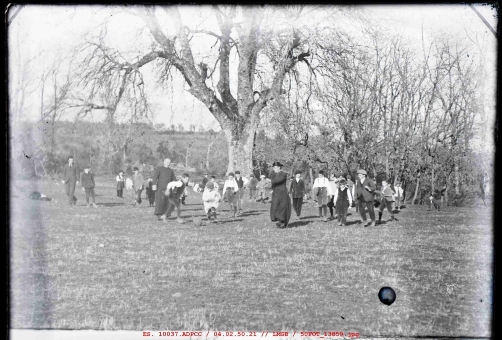 Grupo de Profesores y alumnos jugando al fútbol