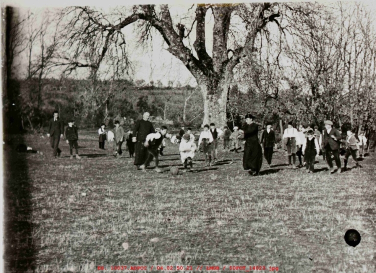 Grupo de Profesores y alumnos jugando al fútbol