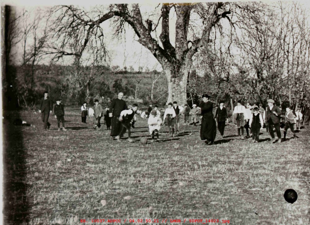 Grupo de Profesores y alumnos jugando al fútbol