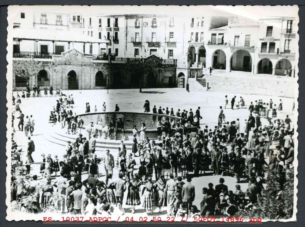 Grupos de personas en la celebración del Chíviri en la plaza
