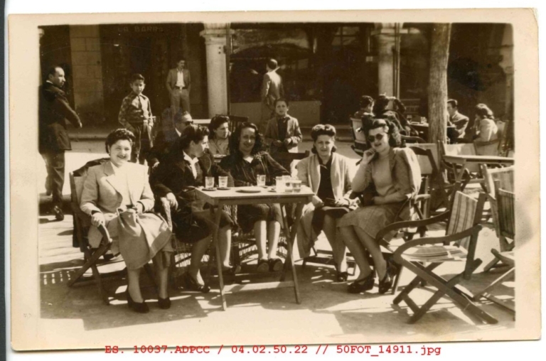 Grupos de personas en la terraza de un bar
