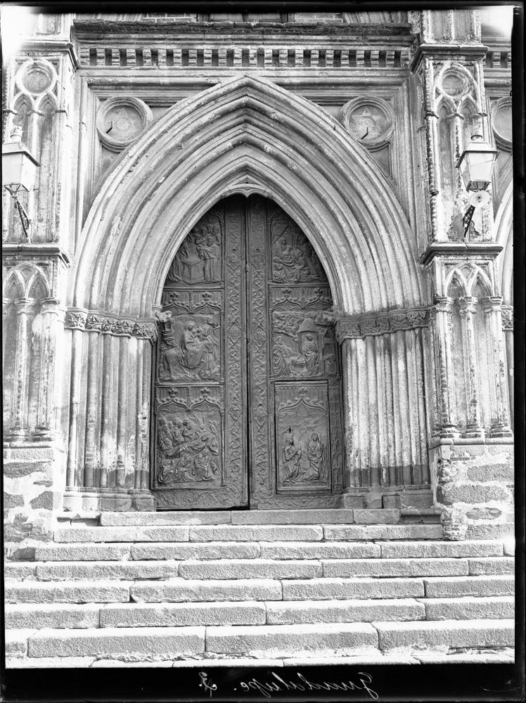 GUADALUPE Cáceres- Portada con arco ojival y puertas