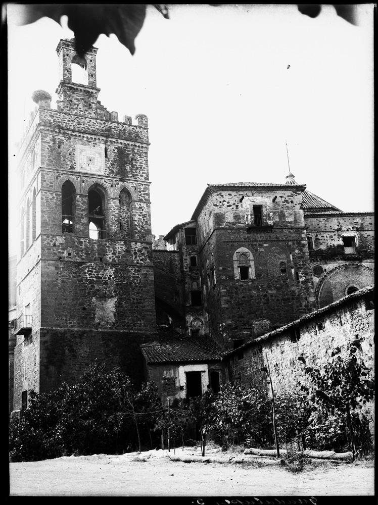 GUADALUPE Cáceres- Vista de una torre y edificios desde