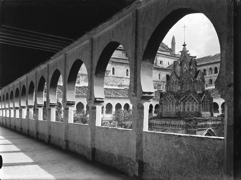 Guadalupe. Patio Mudejar. Obere Gallerie (con Sol)